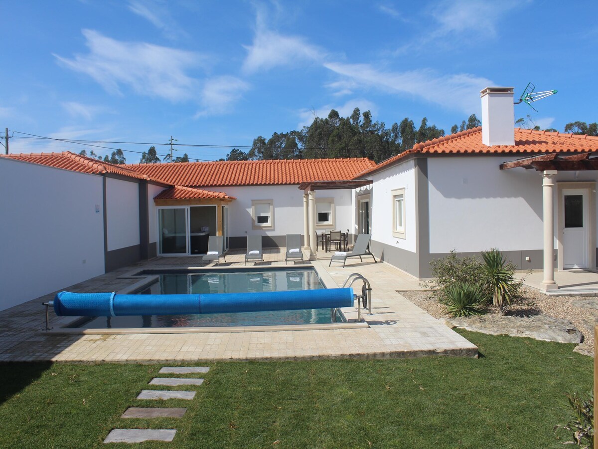 4-persoons villa met privézwembad in Salir de Matos