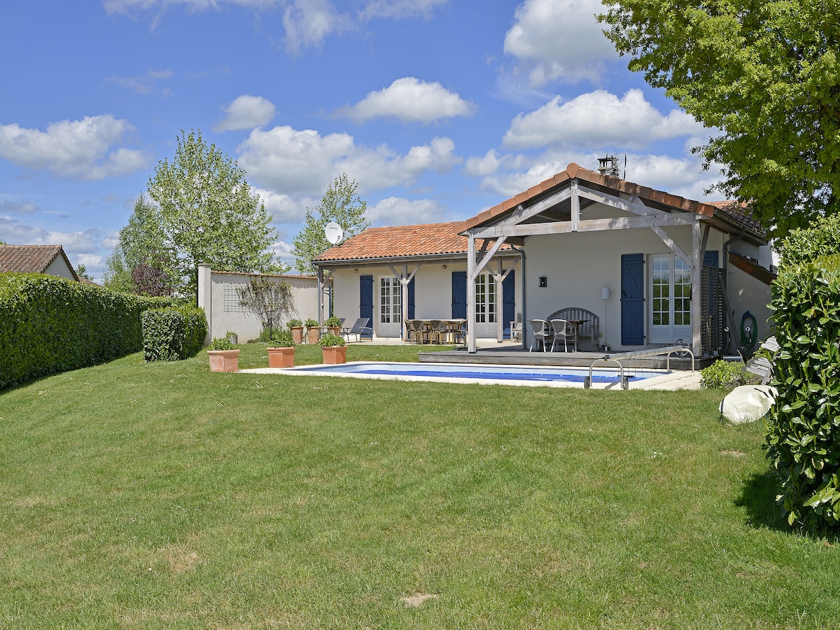 Villa met privézwembad in Vasles: luxe rust in L'Aveneau in Vasles
