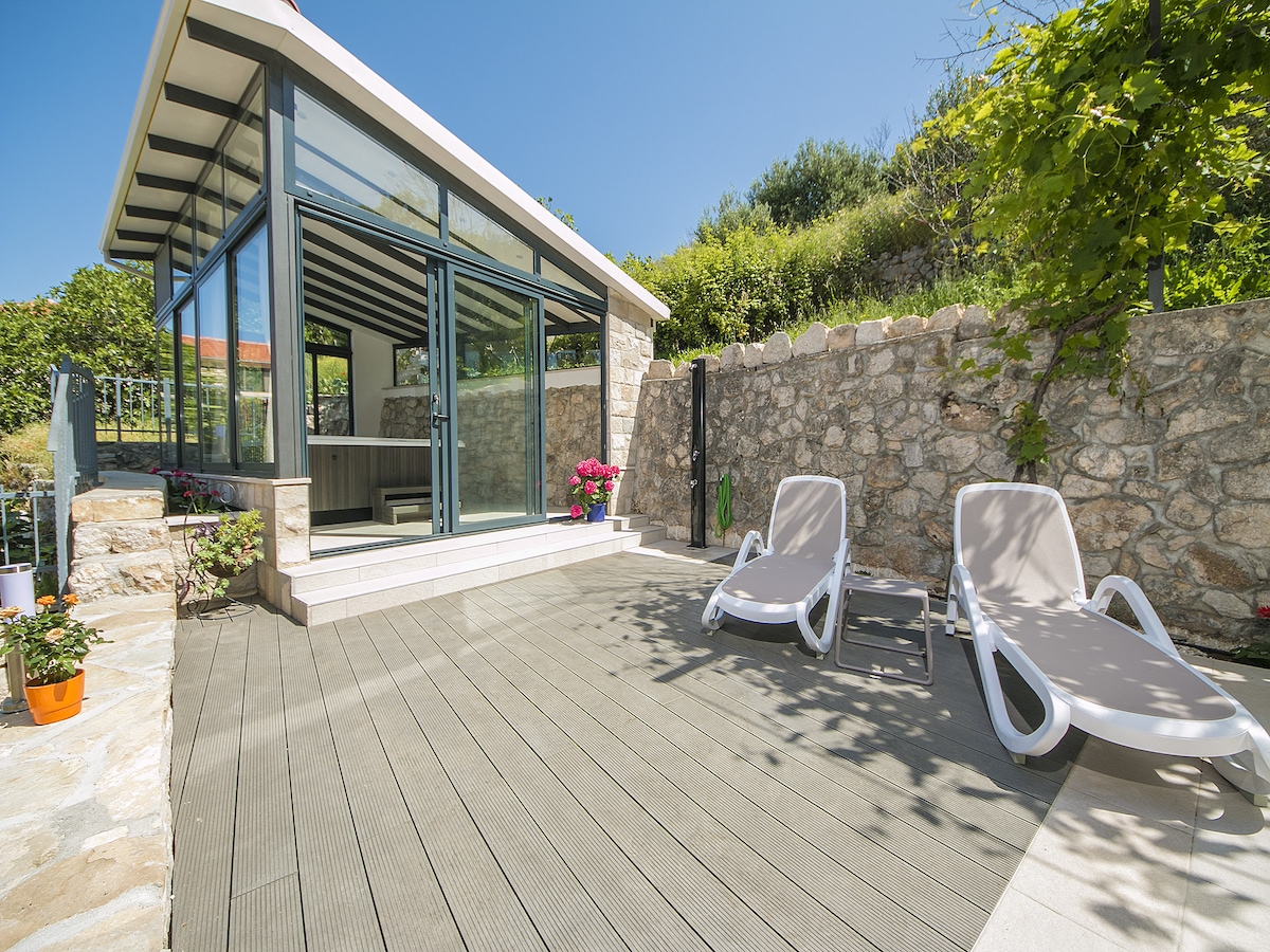 Traditioneel stenen vakantiehuis in Podgora met panoramisch zeezicht in Podgora