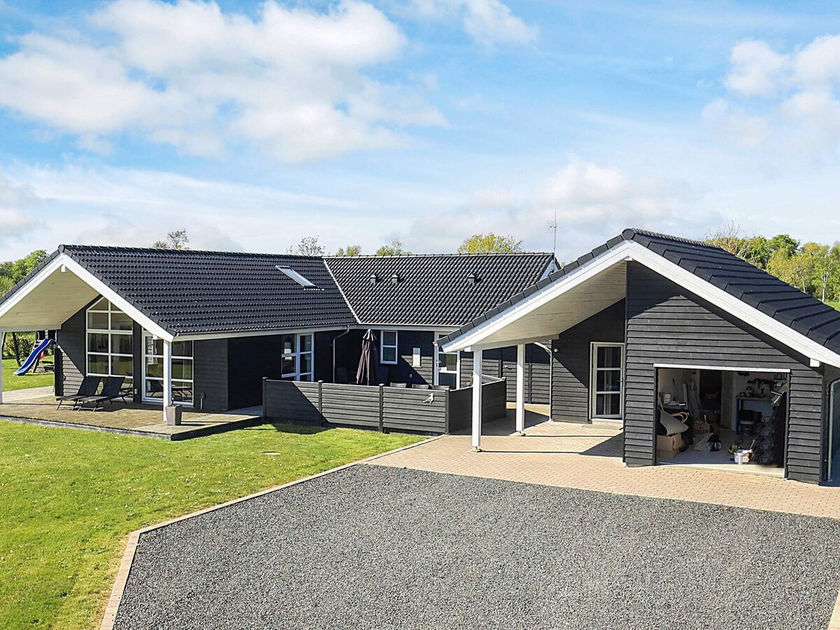 10-persoons vakantiehuis in Hadsund op 400 m van zee in Hadsund
