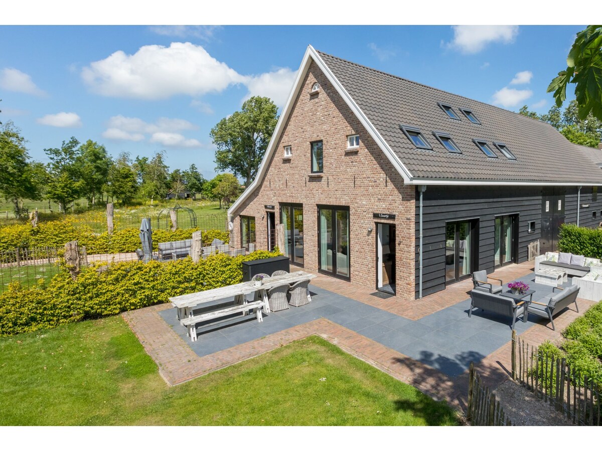 Karaktervol landhuis 't Zwartje in Vrouwenpolder voor 8 personen in Vrouwenpolder