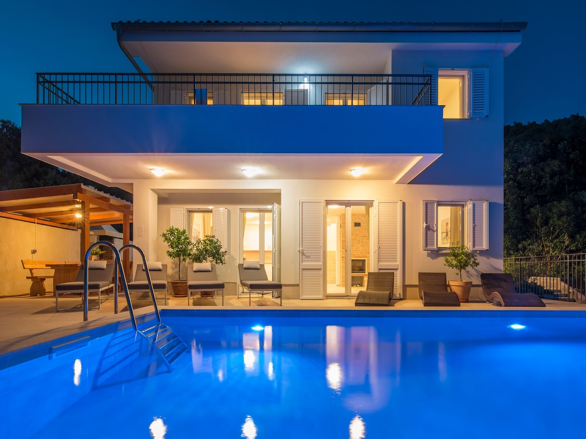 Aan zee gelegen luxe villa met privézwembad in Martinšćica