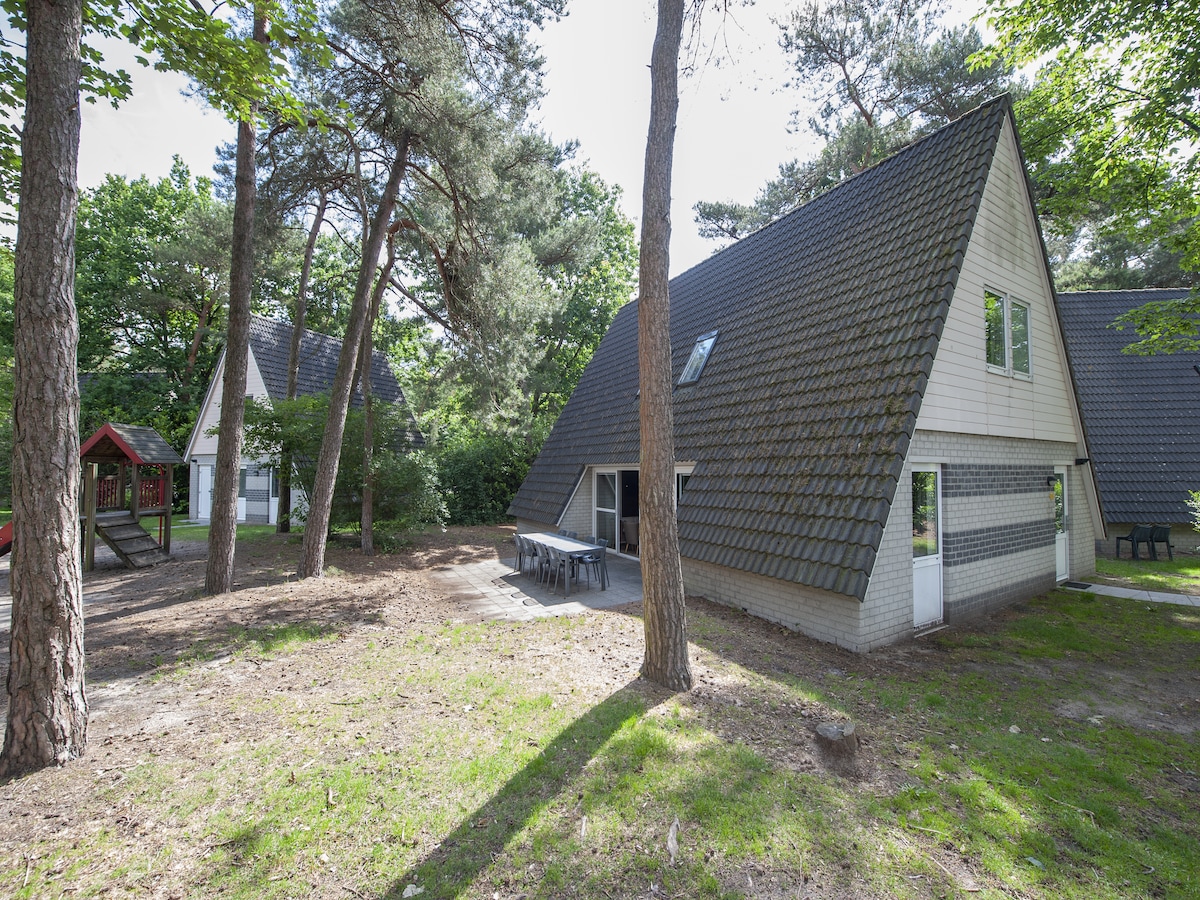 Ruime villa voor 12 personen in bosrijke omgeving in Oosterhout in Oosterhout