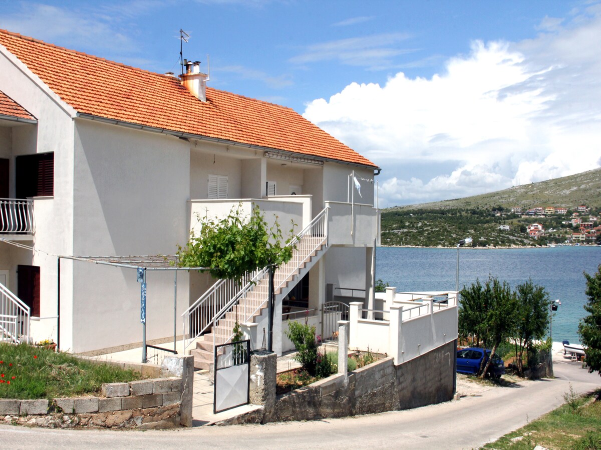 5-persoons appartement aan zee in Grebaštica in Grebaštica