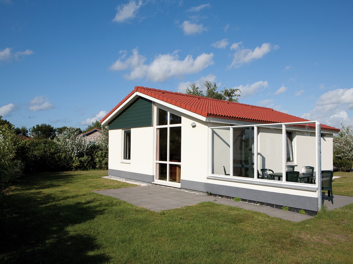 Ruime vrijstaande bungalow voor 6 personen in Hollum in Hollum