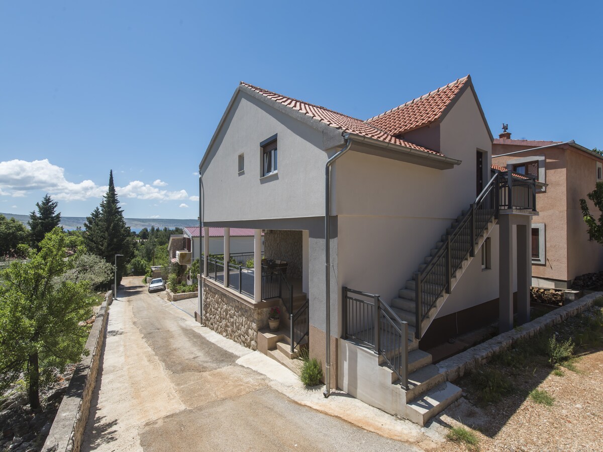 Op 300 m van zee: Ruim appartement in Starigrad Paklenica in Starigrad Paklenica