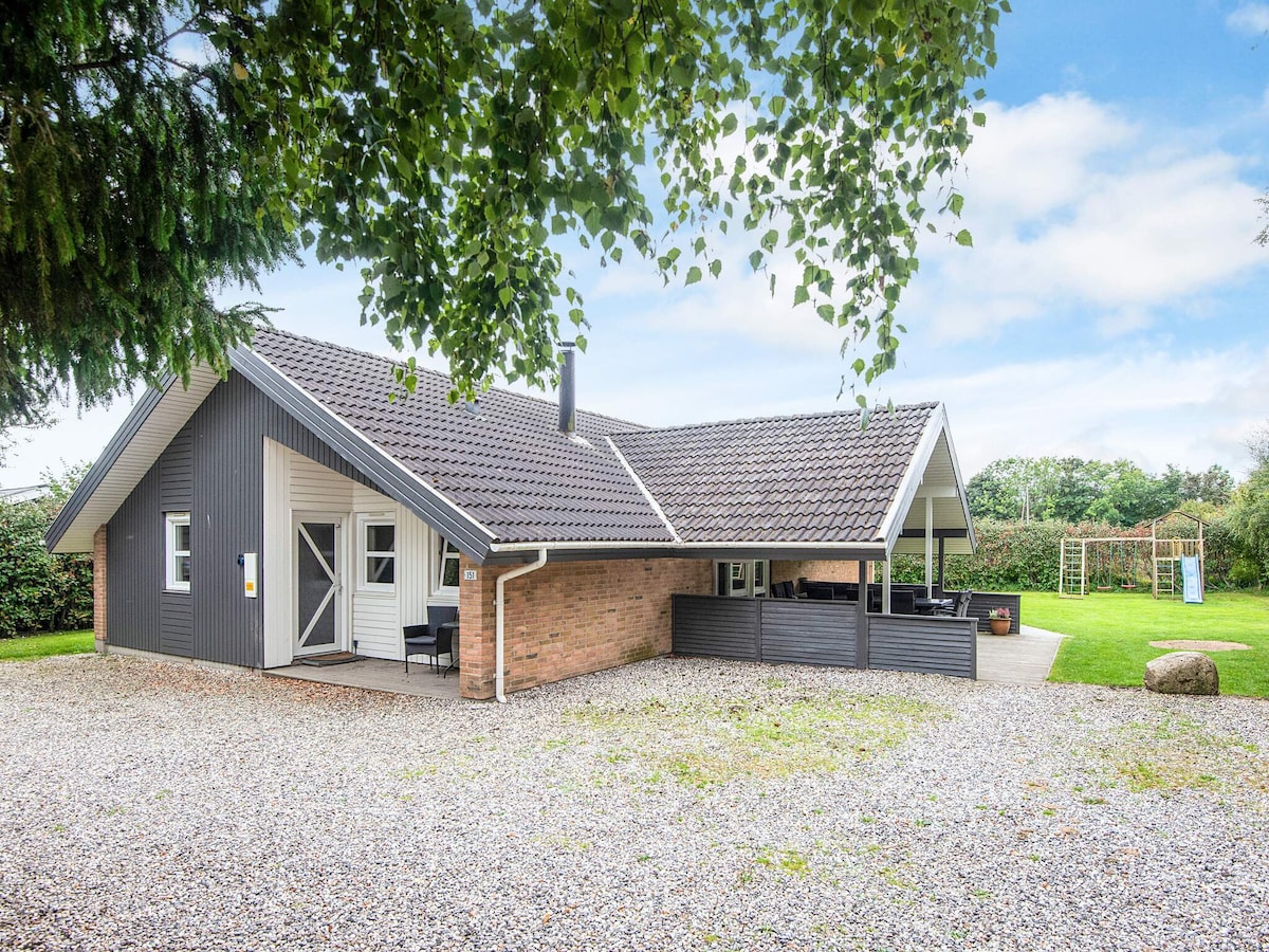 Aan zee: Modern vakantiehuis in Juelsminde met pool en sauna in Juelsminde