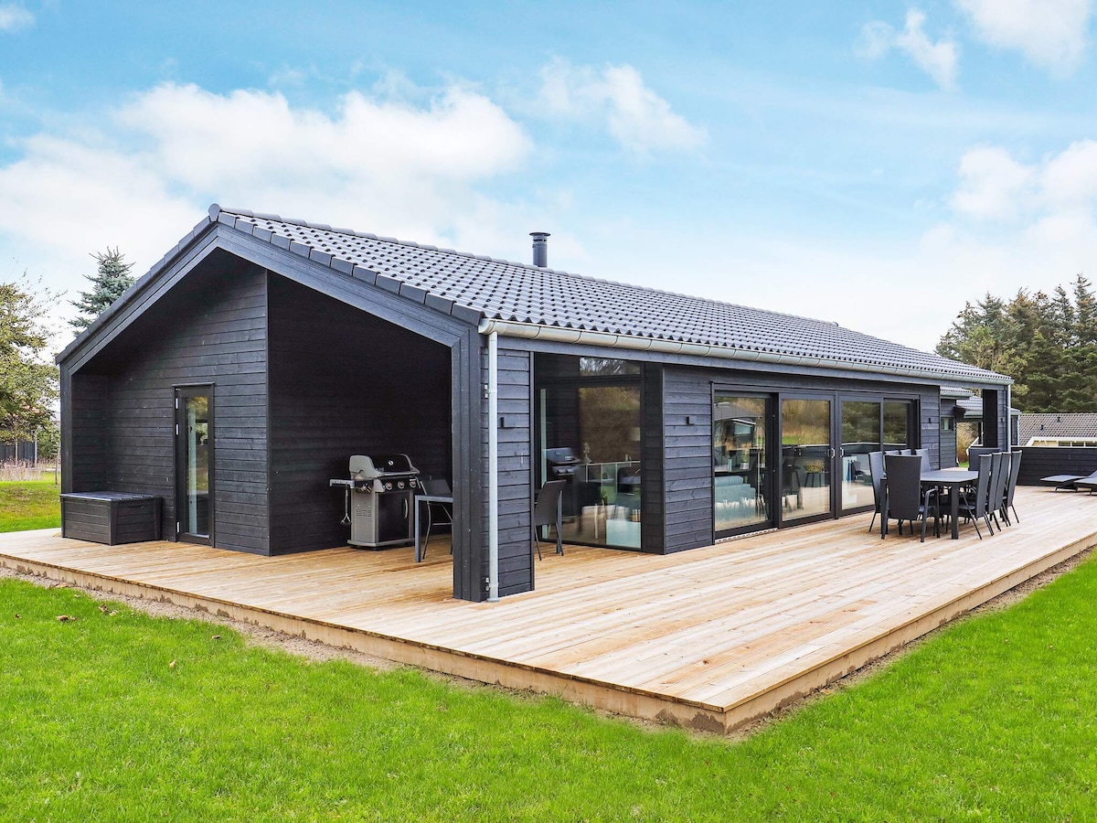 Op 900 m van zee: Modern vakantiehuis voor 10 personen in Hjørring in Hjørring