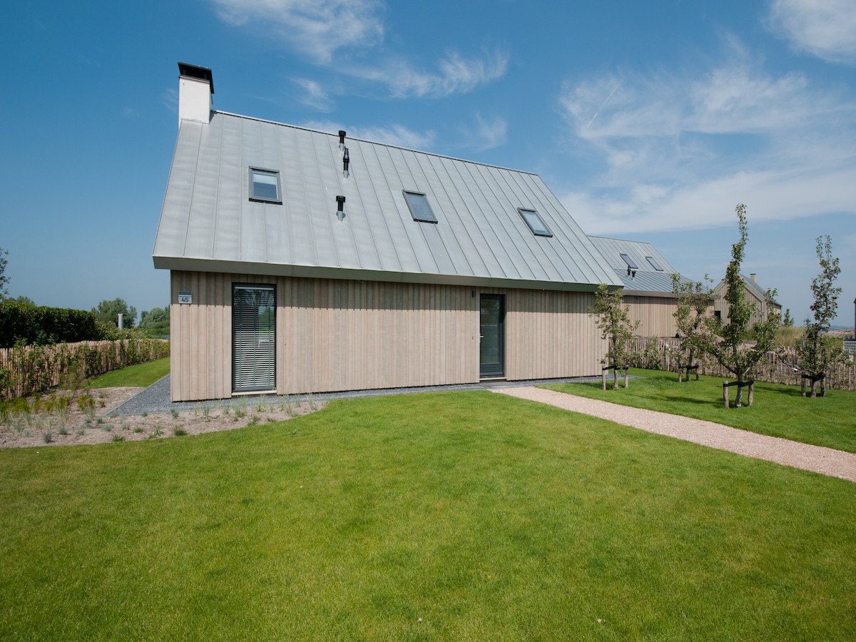 Luxe designvilla aan het water in Tholen voor 10 personen in Tholen
