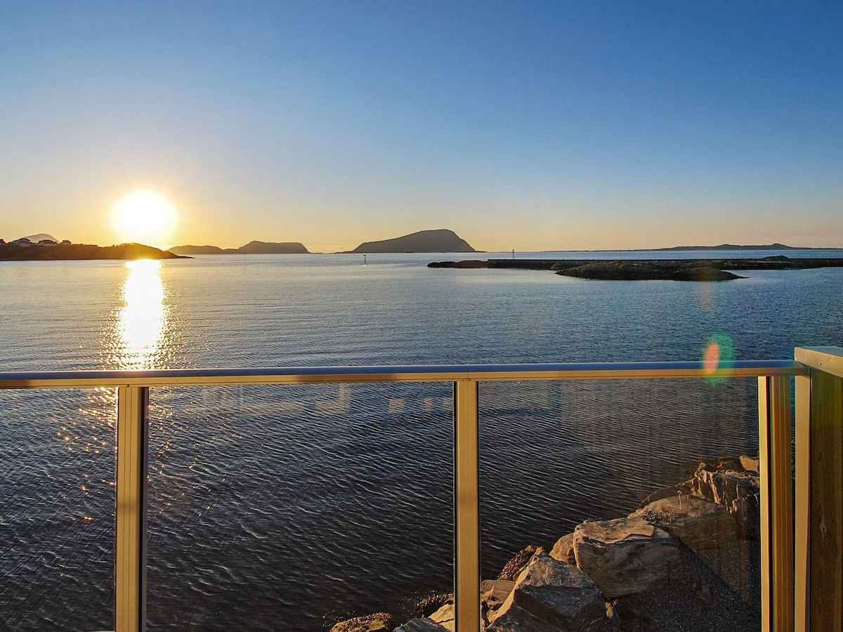 Ruim vakantiehuis in Brattvåg voor 10 personen aan de fjord