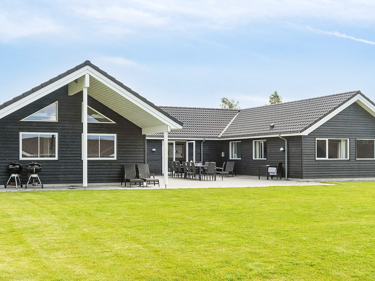 Op 600 m van zee: ruim vakantiehuis in Stege voor 20 personen in Stege