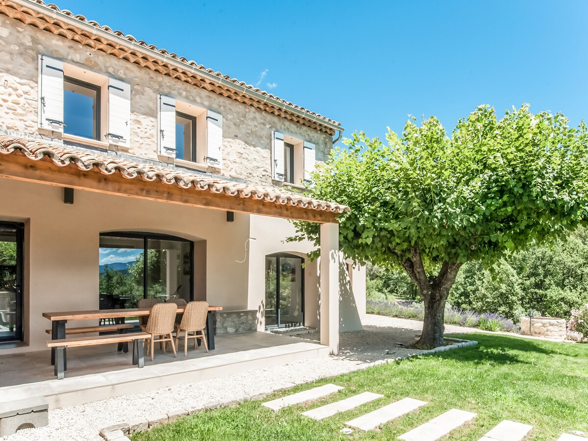 Ruim vakantiehuis met verwarmd zwembad in Vaison-la-Romaine in Vaison-la-Romaine