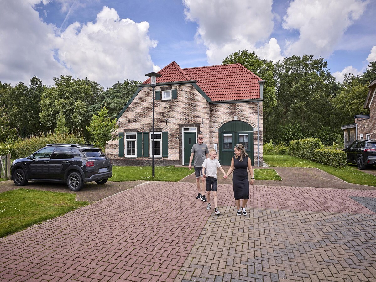 Ruime villa voor 12 personen in Roggel met sauna en luxe terras in Roggel