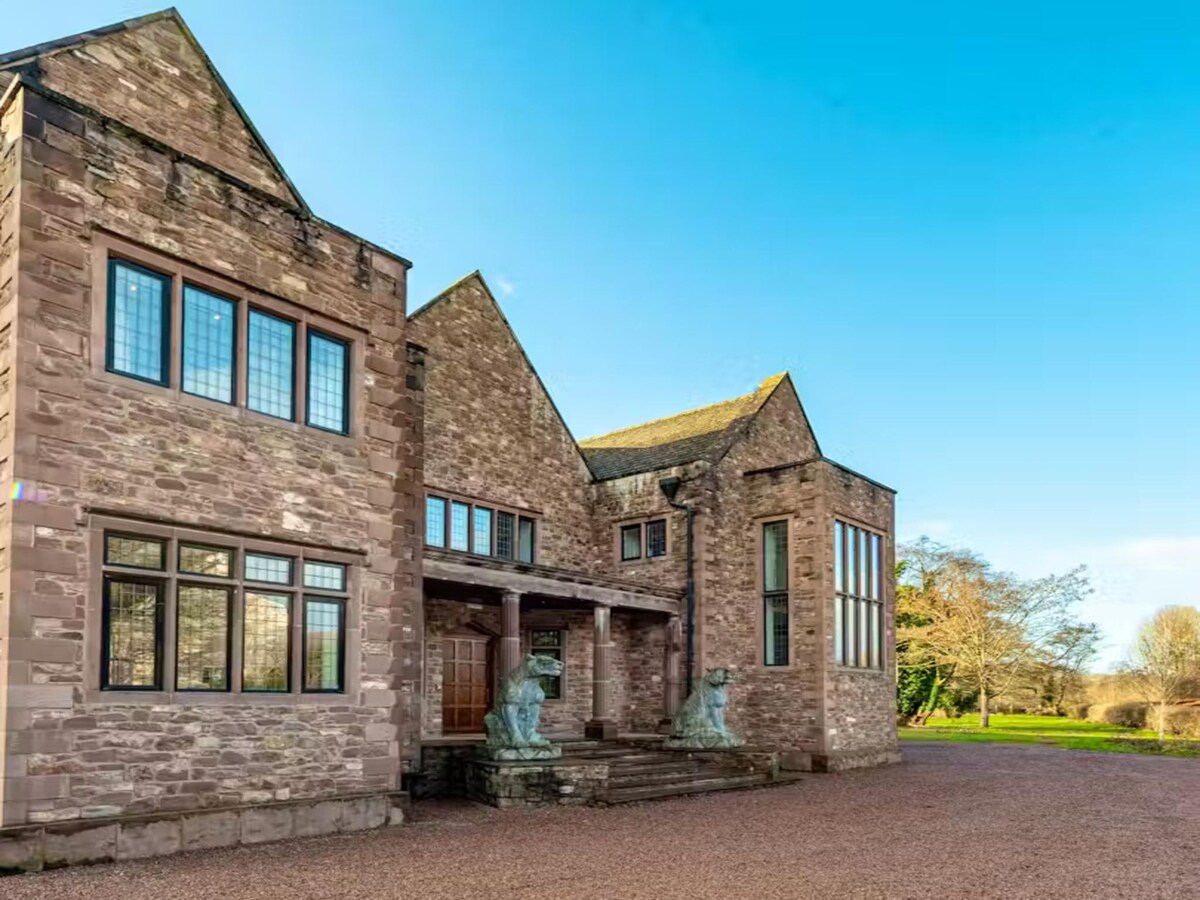 Op 950m van het centrum: ruim vakantiehuis voor 22 personen in Monmouth