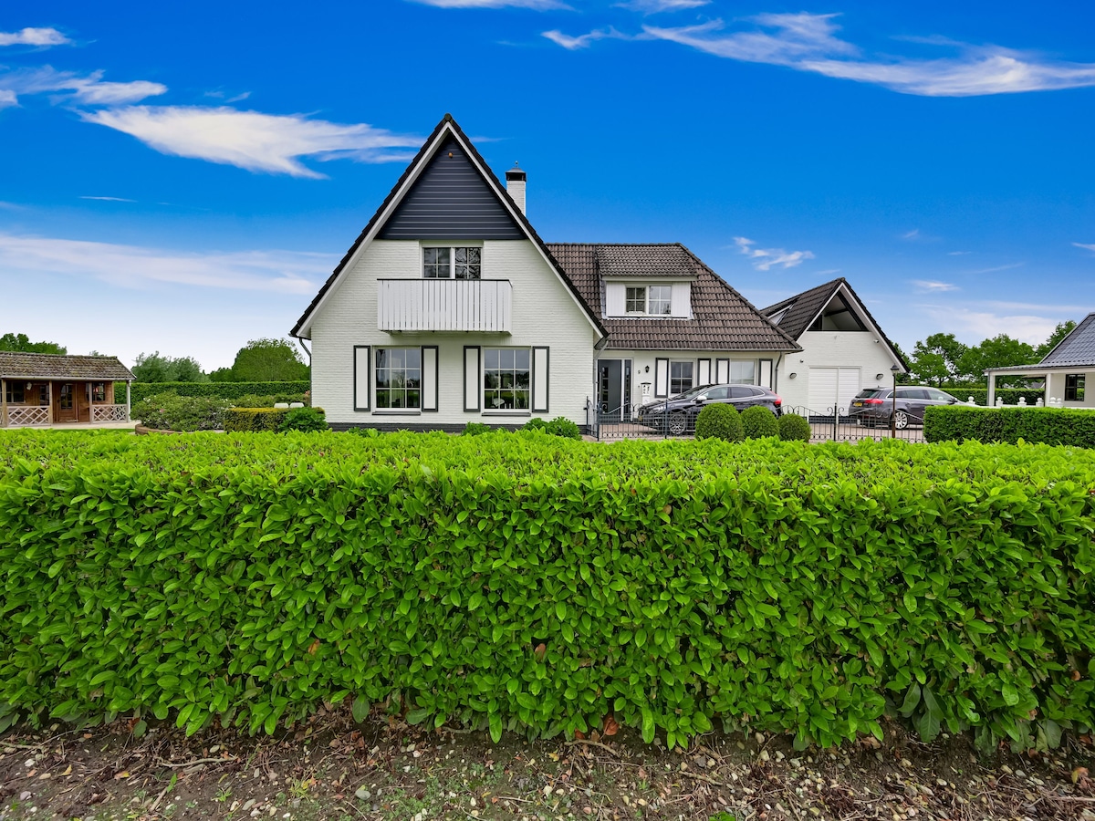 Privézwembad en luxe: Ruime villa voor 14 personen in Didam