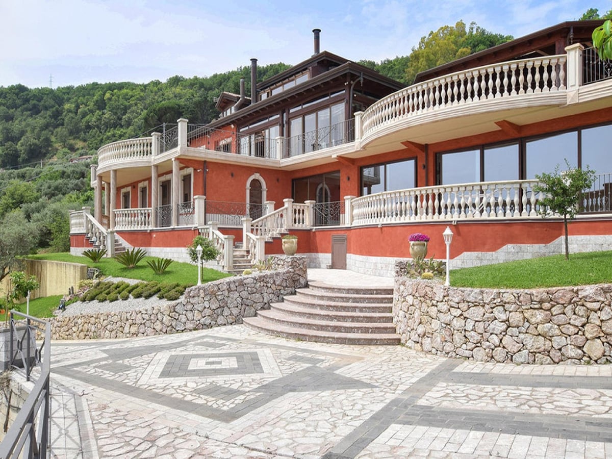 Ruime Villa Rosaria in Gioiosa Marea voor 11 personen