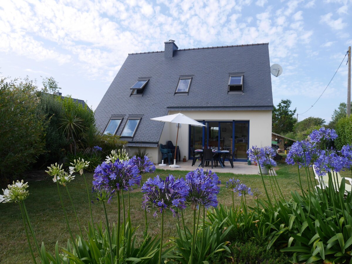 Op 350 m van zee: Modern vakantiehuis in Brignogan-Plages in Brignogan-Plage
