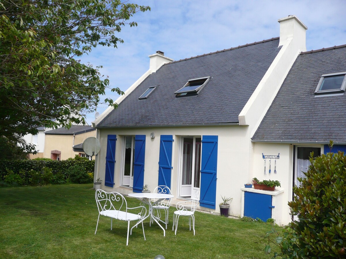 Op 600 m van zee: Rustgevend vakantiehuis in Ploudalmézeau in Ploudalmezeau