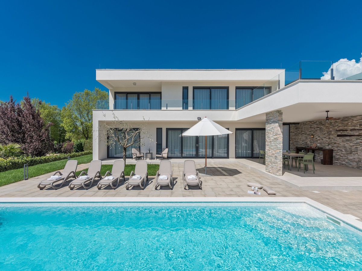Modern vakantiehuis Blanca in Novigrad voor 8 personen