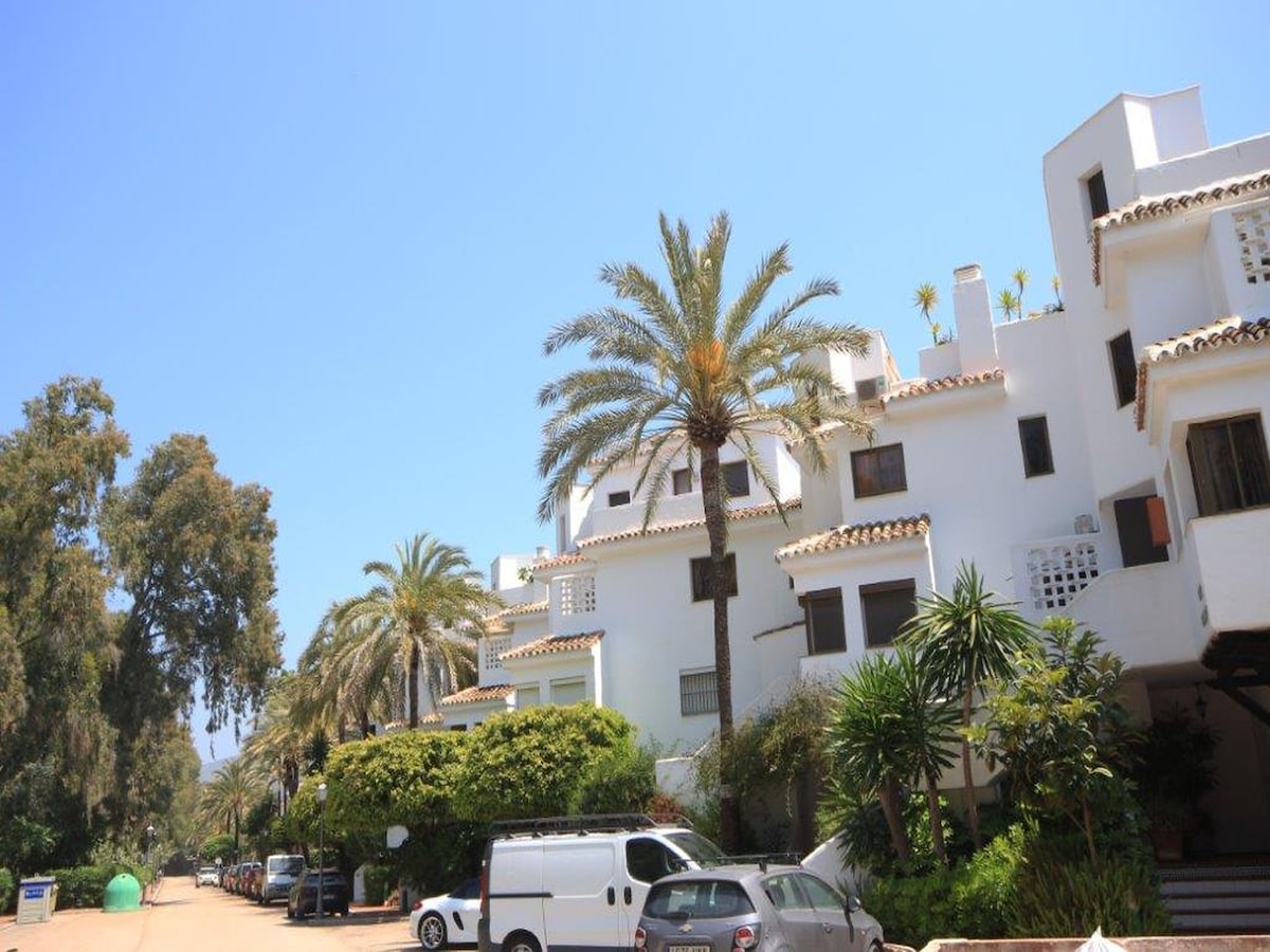 Op 400 m van zee: ruim appartement Golden Beach house in Elviria in Spanje