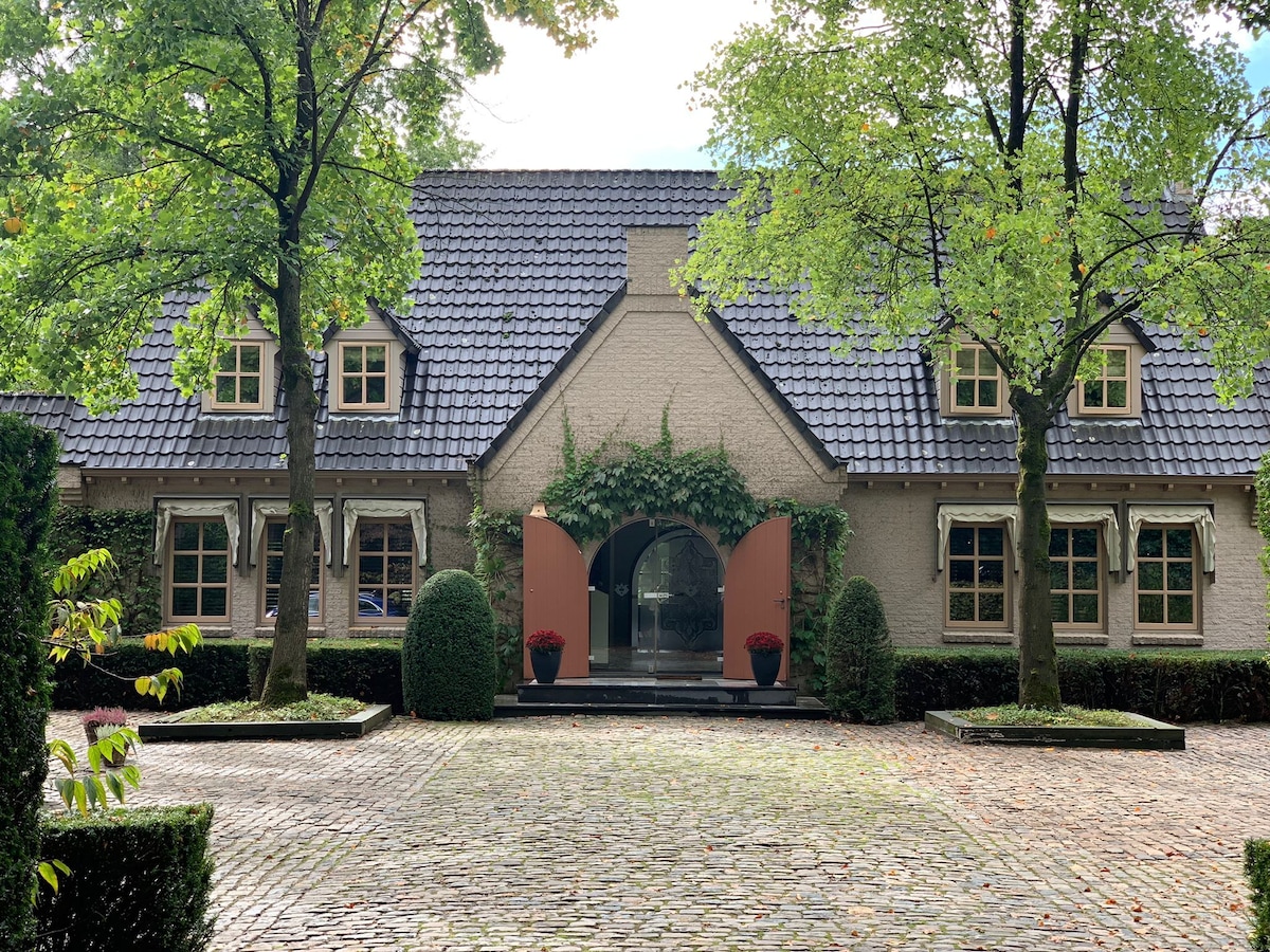 Privézwembad en luxe in Villa Loonse Duinen voor 14 personen in Nederland