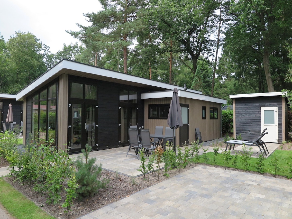 Luxe toegankelijke bungalow in het bos van Hoenderloo in Hoenderloo