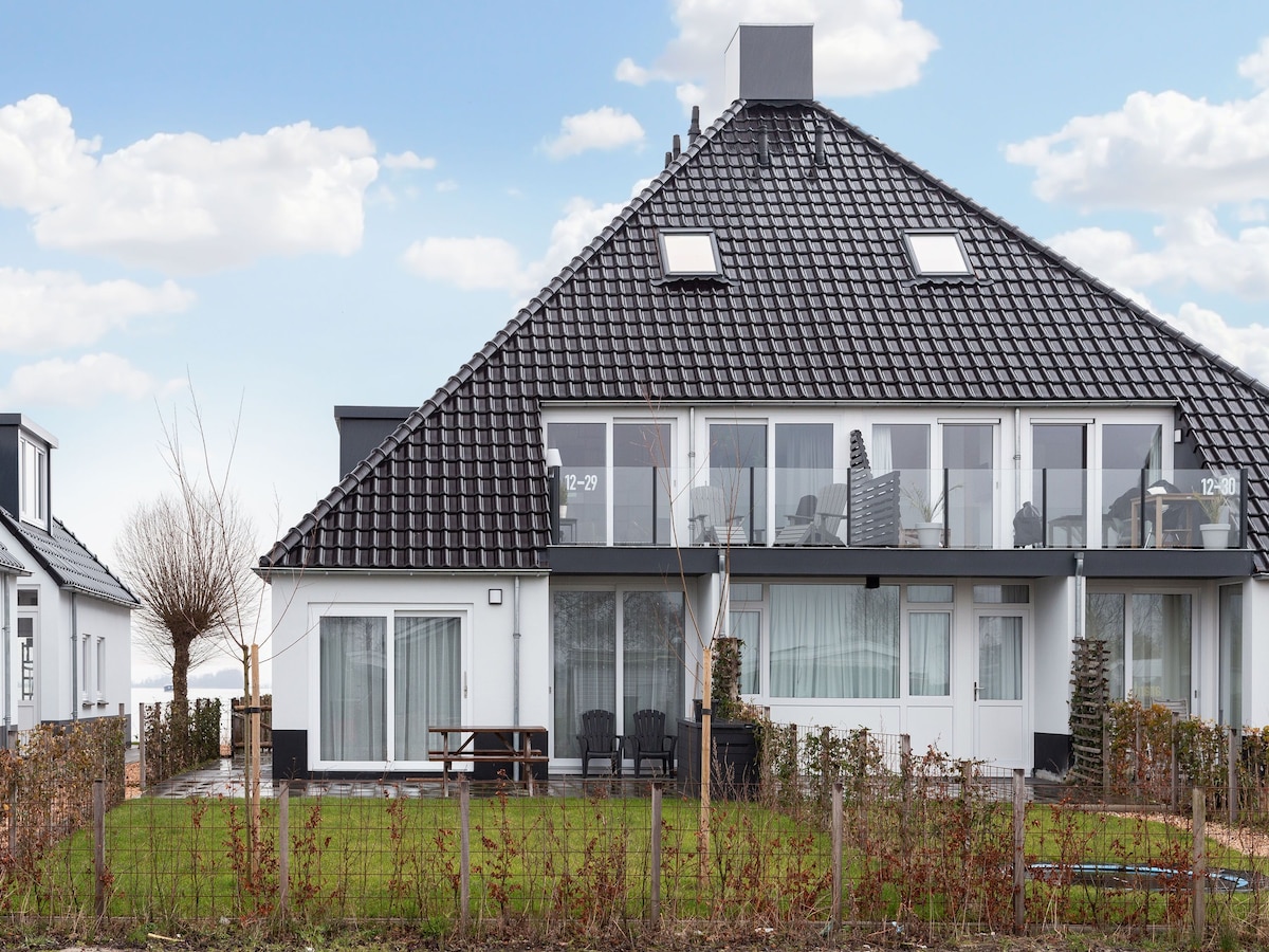 Modern appartement direct aan het Sneekermeer in Offingawier in Offingawier