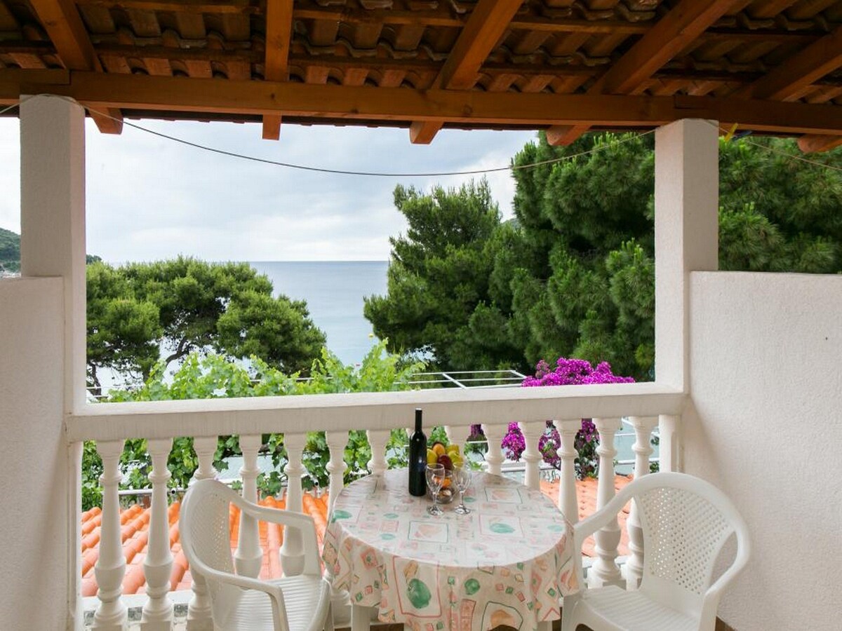 Appartement met zeezicht en terras in Saplunara in Saplunara