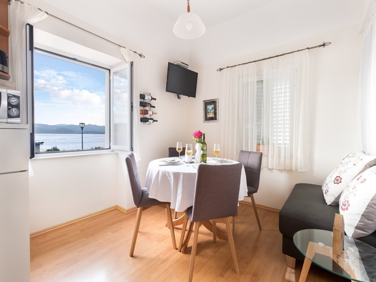 Ruim appartement met zeezicht en terras in rustige Cavtat in Cavtat