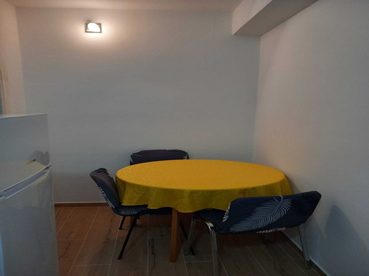 4-persoons appartement in Pucisca met tuin en terras in Pucisca