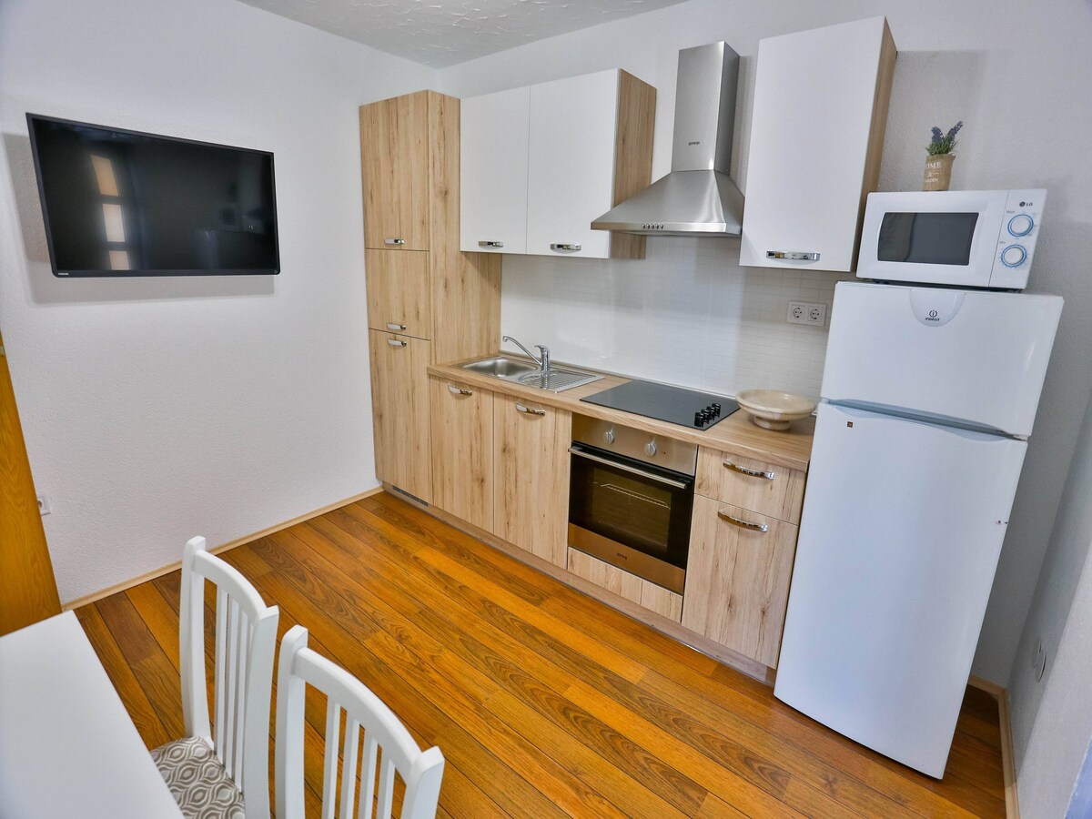 4-persoons appartement met tuin bij het strand in Sutivan in Sutivan