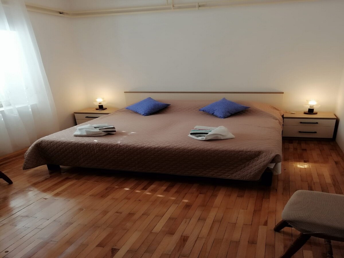 Op 700 m van zee: ruim appartement voor 4 personen in Korcula in Korčula