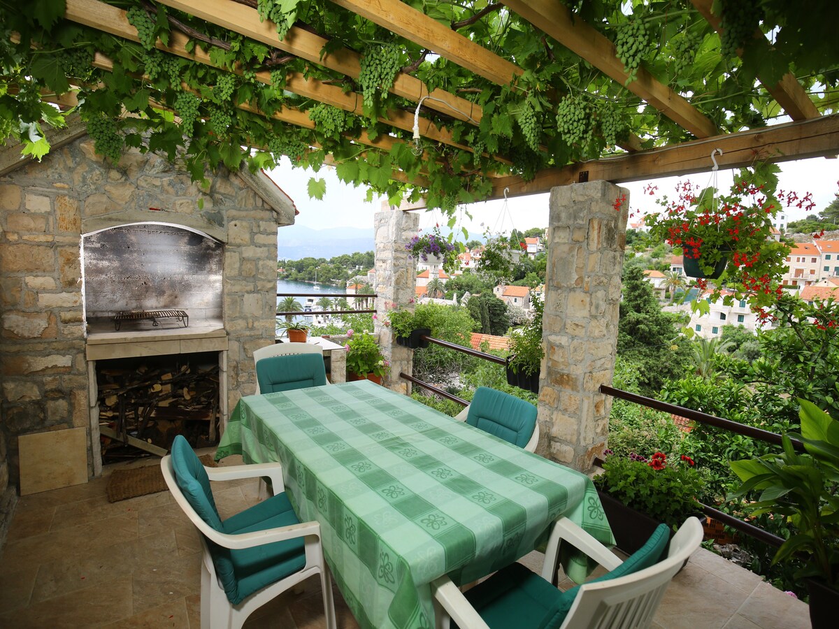 Apartments Boro - Two Bedroom Apartment with Sea View (A2) in Splitska
