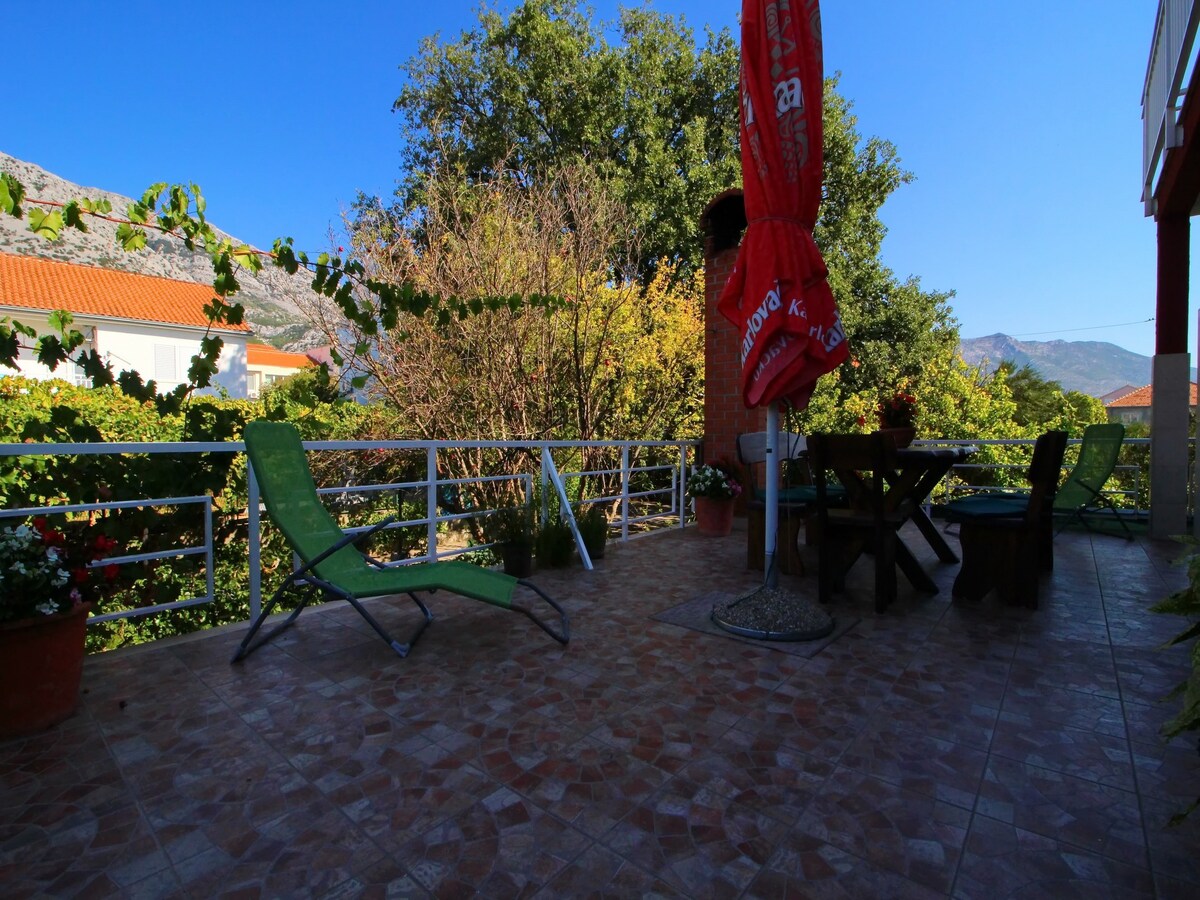 6-persoons appartement aan zee in Orebic met terras in Orebić