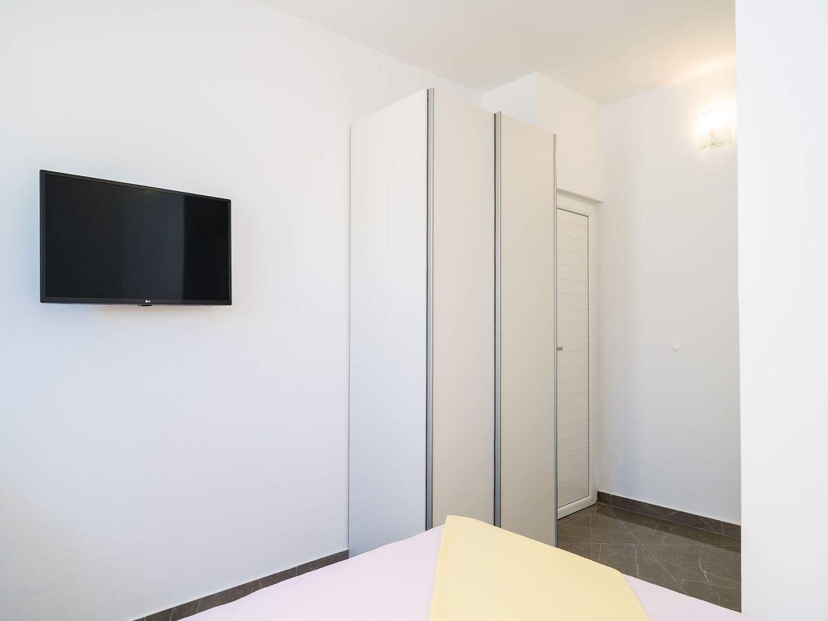Op 800 m van het strand: Knus appartement in Kupari voor 2 personen · 12 m² in Kupari