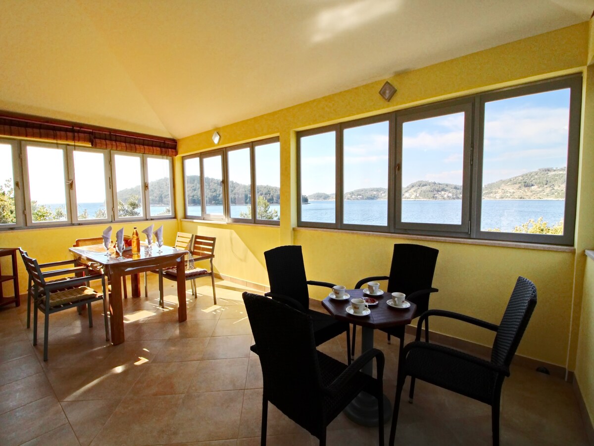 Vakantiehuis Katica in Vela Luka met privéstrand en zeezicht in Vela Luka