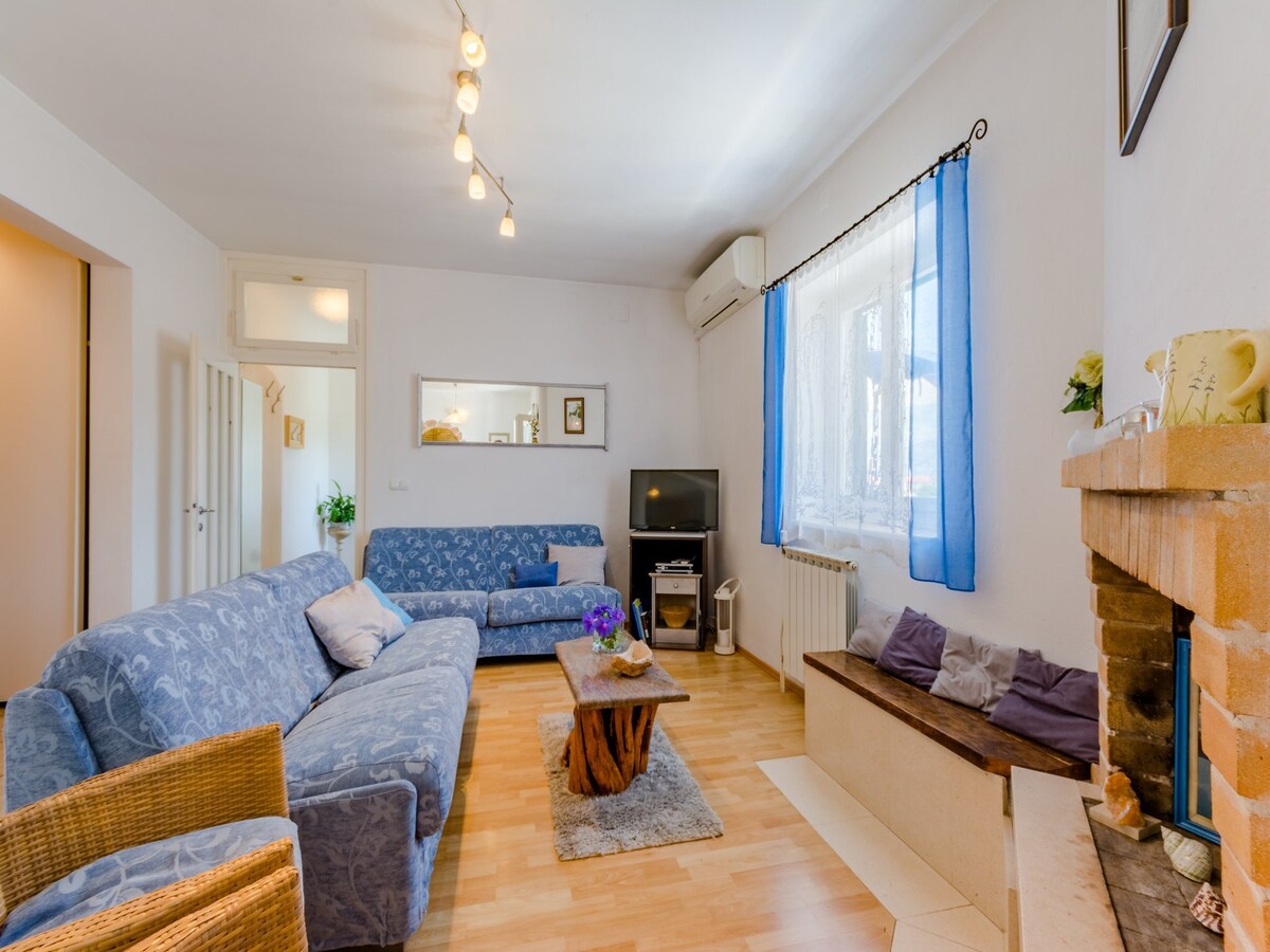 Villa op 400m van het strand in Postira voor 6 personen in Postira