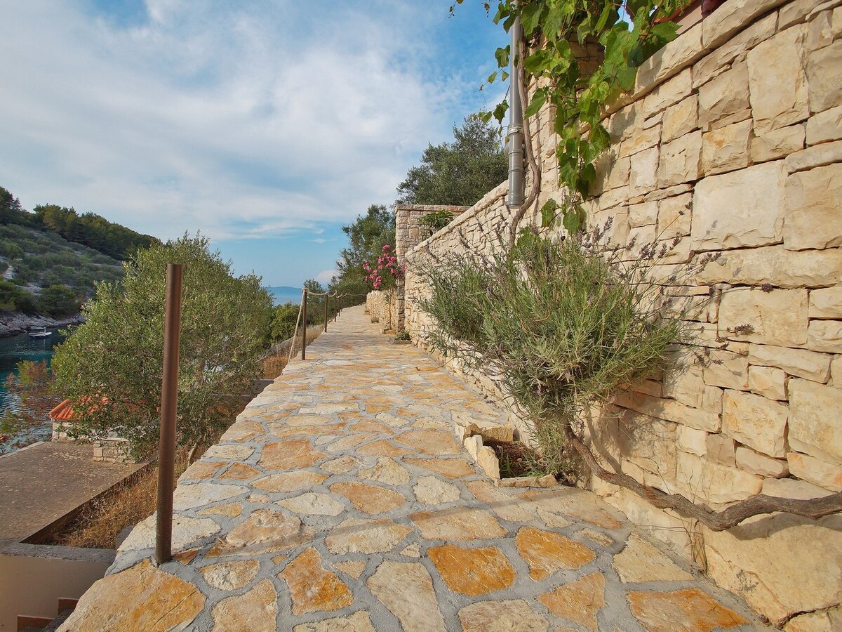 Stone House Mia: Authentiek stenen vakantiehuis met zeezicht in Vela Luka in Vela Luka