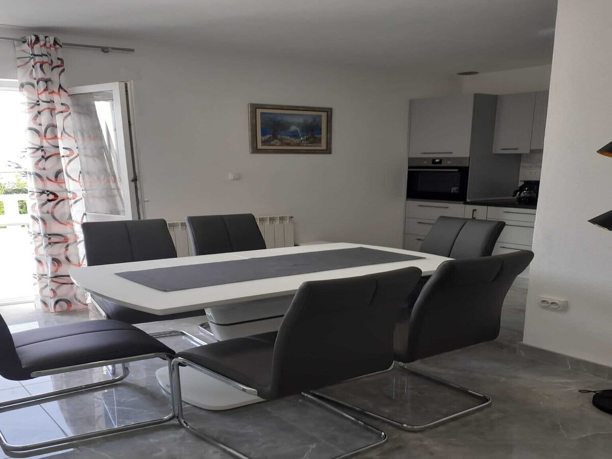 5-persoons appartement met balkon in Postira, vlakbij het strand in Postira