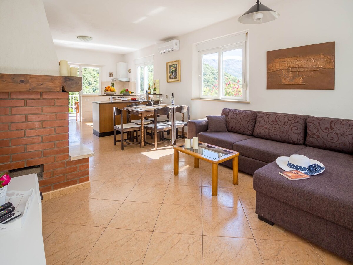 Licht appartement met zeezicht in rustige baai Vrbovica, Korcula in Korčula