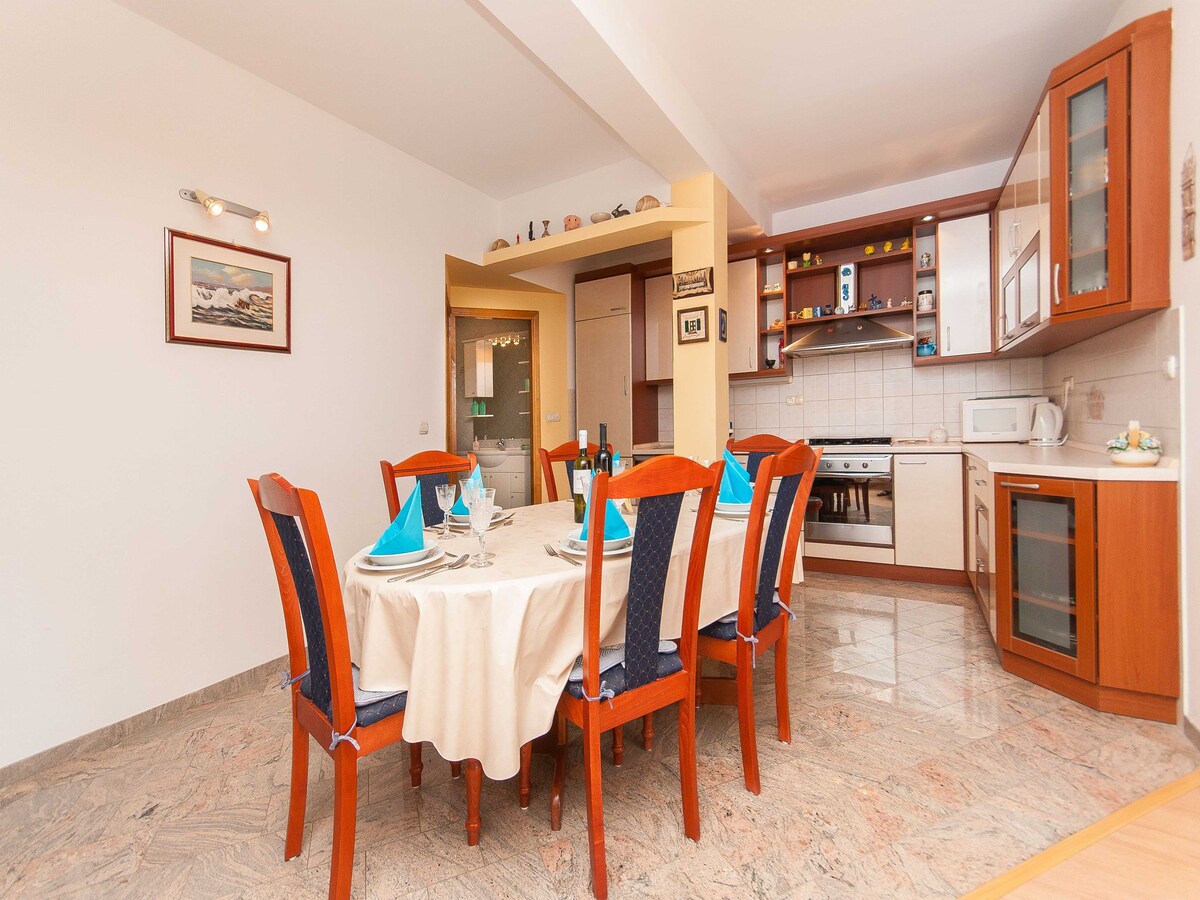 8-persoons appartement in Stanići direct aan het strand in Stanici