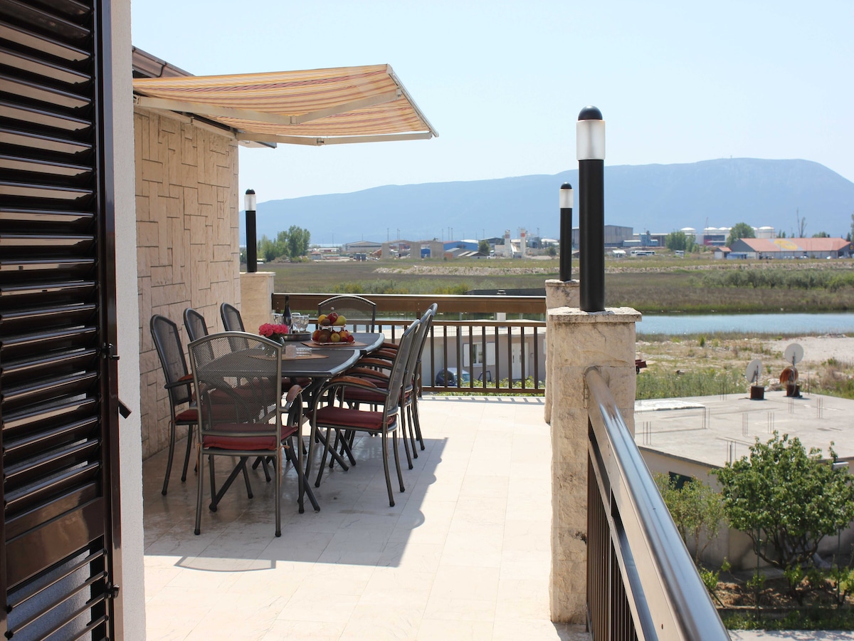 Kamer met balkon voor 3 in Ploče, vlak bij strand en haven in Ploče