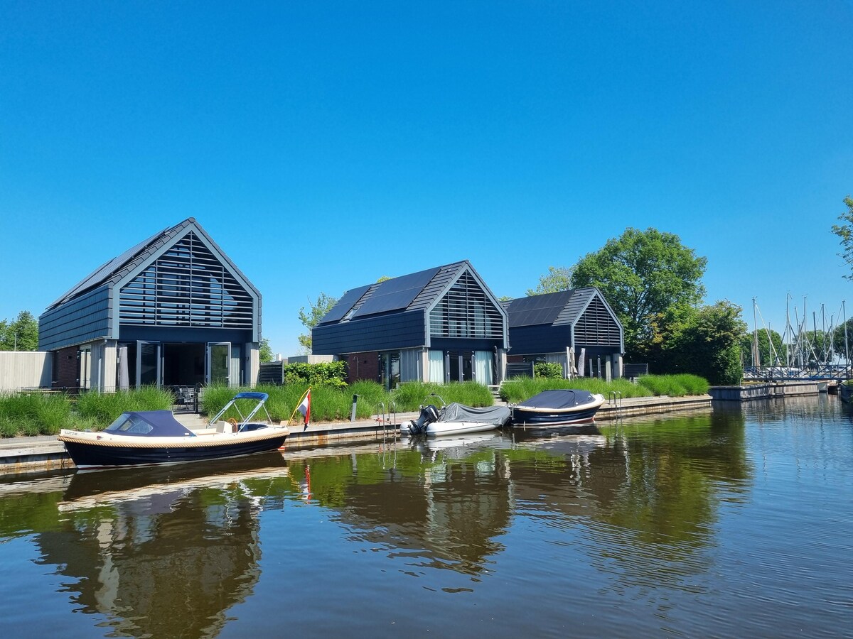 Luxe Watervilla Tweintich in Balk voor 8 personen in Balk