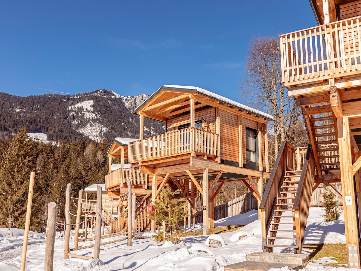 Moderne boomhut in autovrij resort in Kötschach-Mauthen in Kötschach-Mauthen