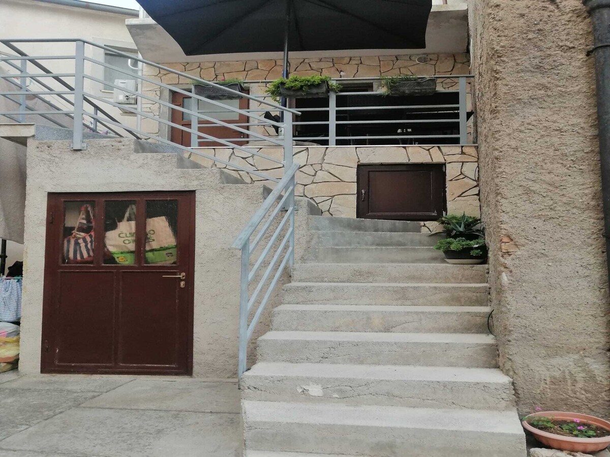 5-persoons appartement aan het strand in Senj met terras in Senj