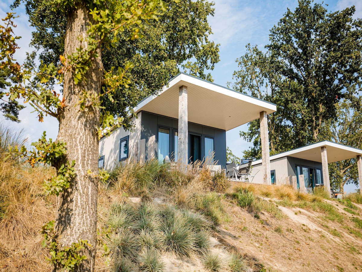 Sfeervol chalet met uitzicht op strand en haven in Well in Well