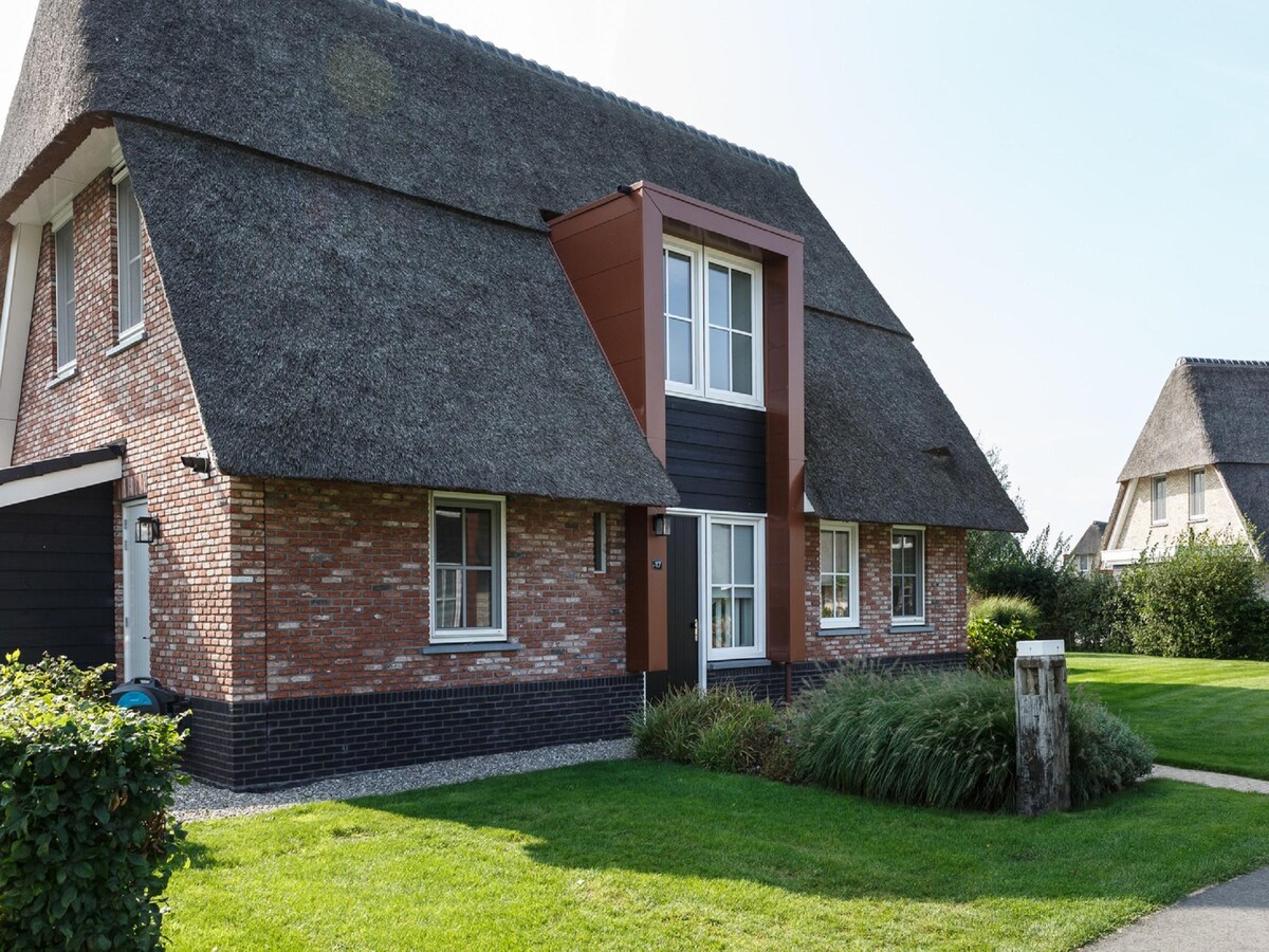 Luxe villa aan het Tjeukemeer met steiger en huisdierenvriendelijke omgeving