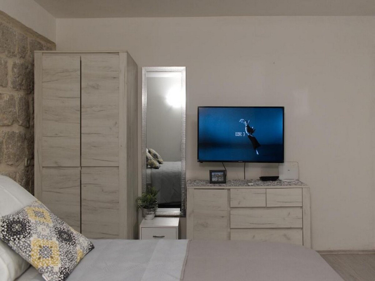 Op 1,3 km van het strand: Studio Toniko in het hart van Split in Split
