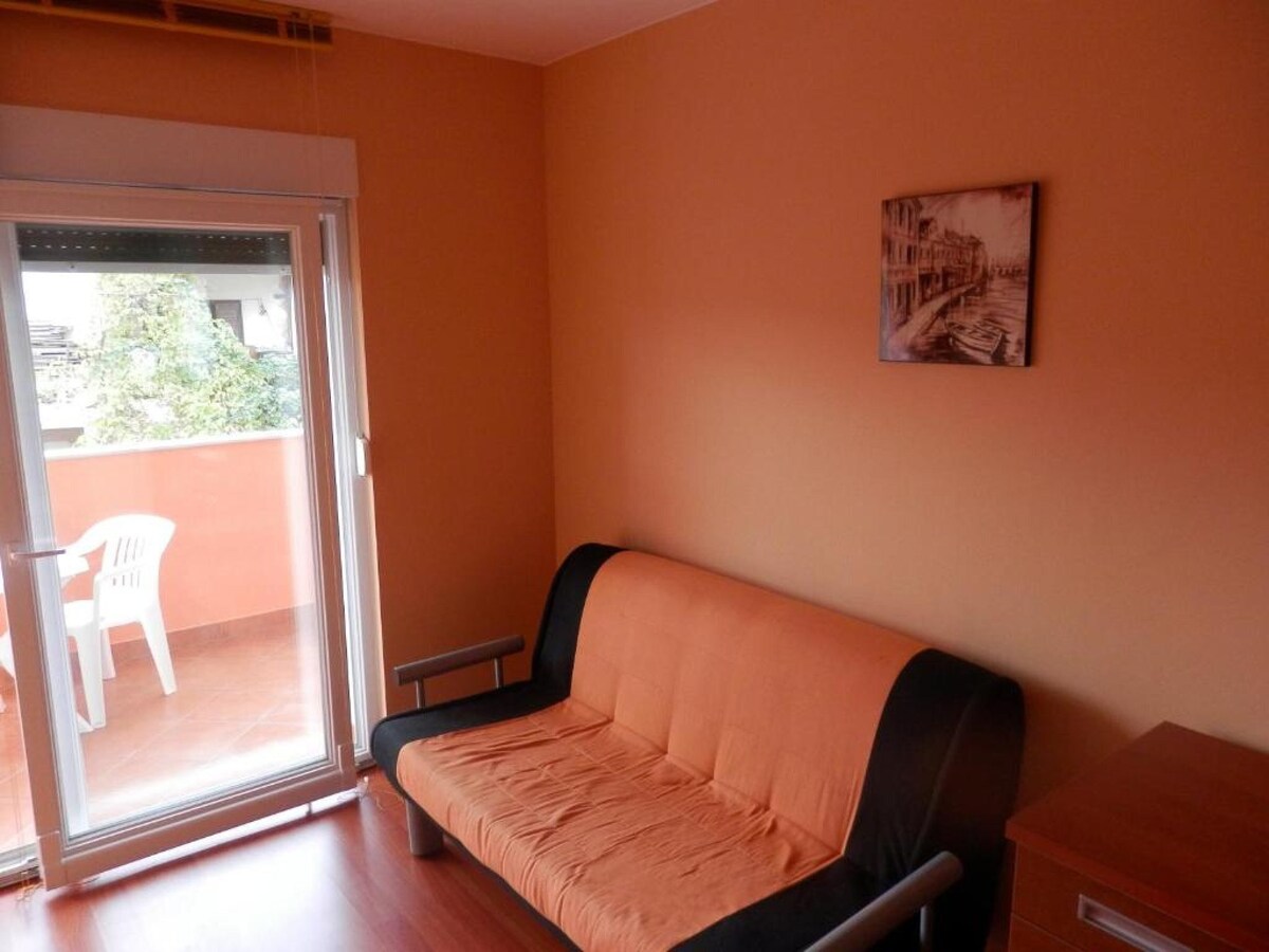 Op 300 m van het strand: Comfortabel appartement in Jelsa in Jelsa
