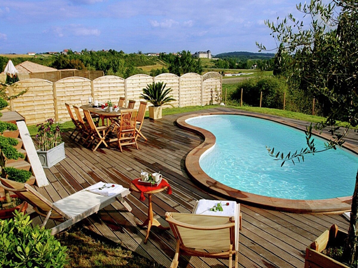Privézwembad en rust in vakantiehuis Les Houx in Chalais in Chalais